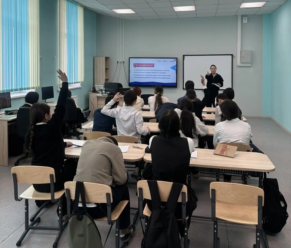 Владислав Ховалыг держит на личном контроле вопрос расчета заработной платы учителей