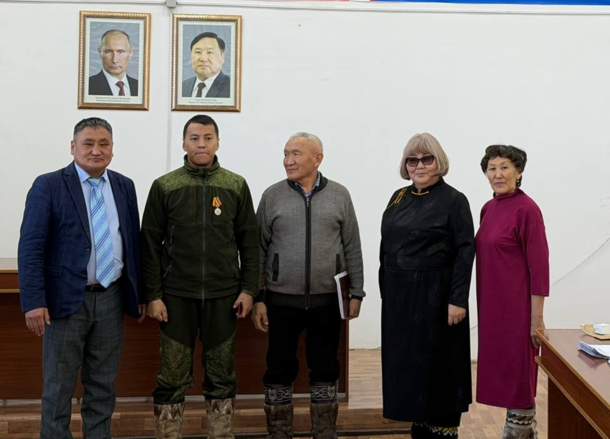 В Тес-Хемском районе наградили ветерана специальной военной операции Арата Бадарчы