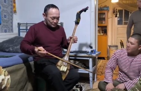 Артист из Тувы выступил перед военнослужащими в зоне СВО