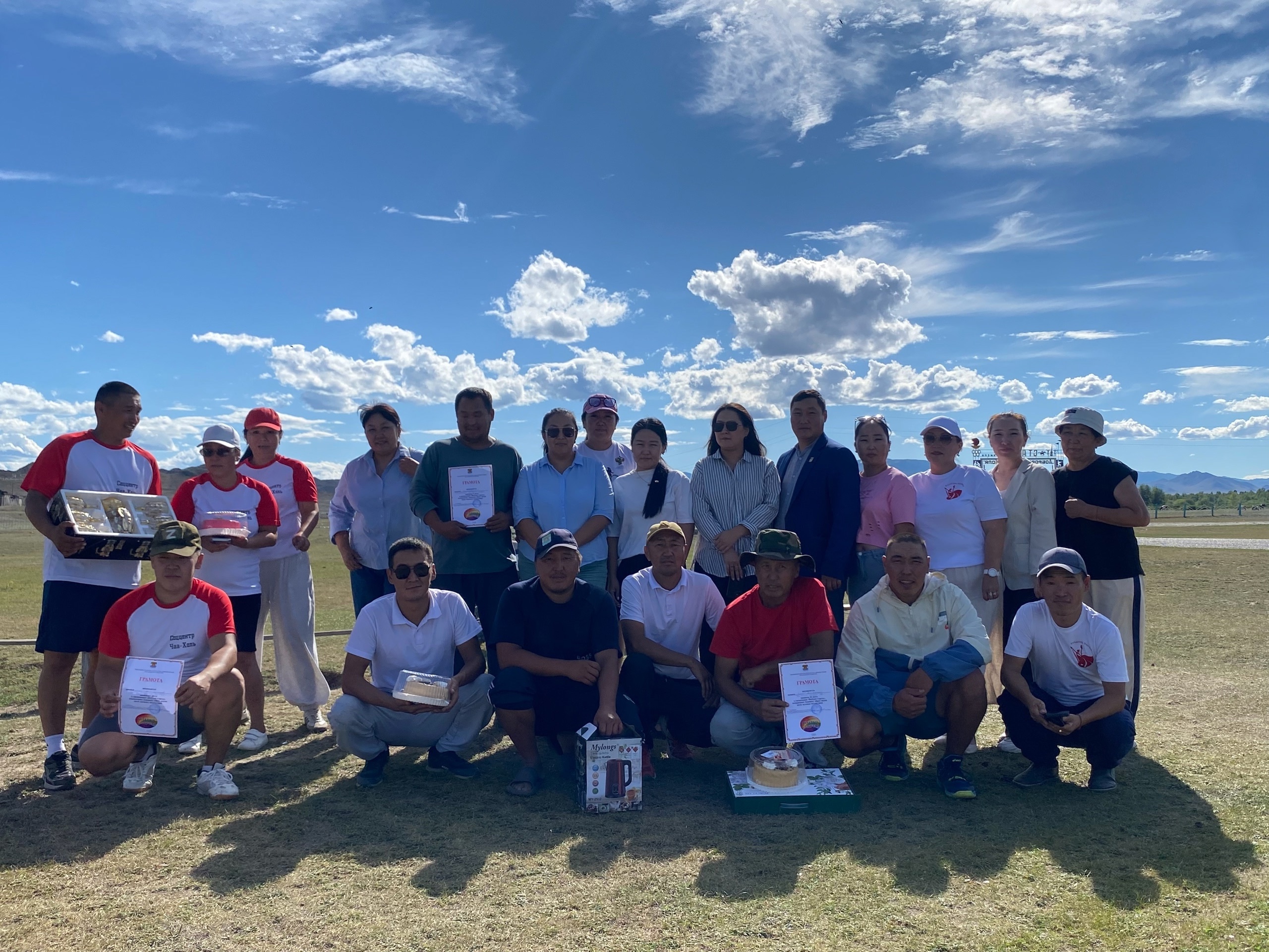 В честь Дня Республики на стадионе им. Тувинских Добровольцев с. Чаа-Холь состоялись "Веселые старты" среди трудовых коллективов и организаций по формированию здорового образа жизни. В честь Дня Республики на стадионе им. Тувинских Добровольцев с. Чаа-Холь состоялись "Веселые старты" среди трудовых коллективов и организаций по формированию здорового образа жизни.