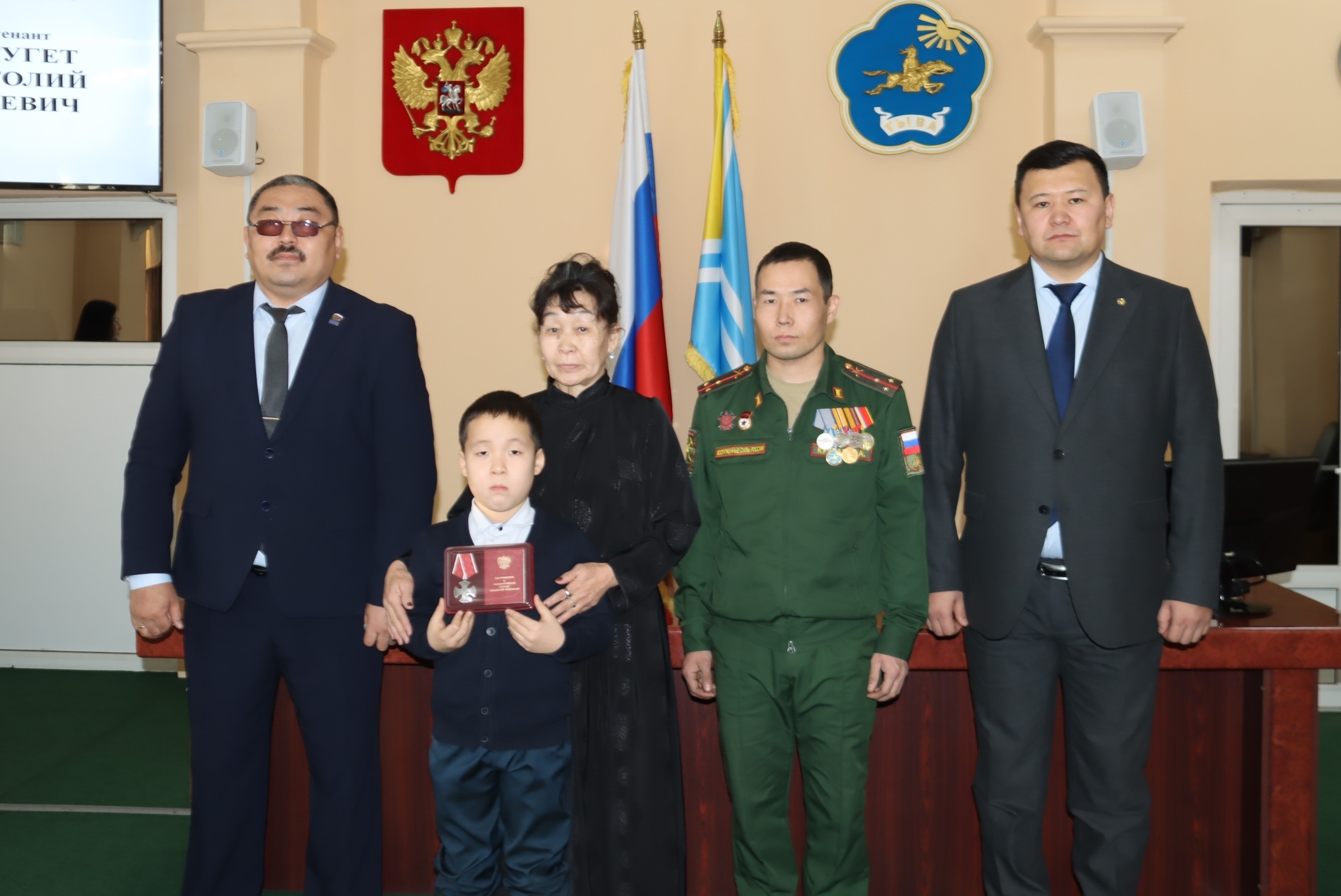 В Верховном Хурале (парламенте) Республики Тыва состоялась очередная церемония посмертного награждения военнослужащих, героически погибших в ходе выполнения задач специальной военной операции