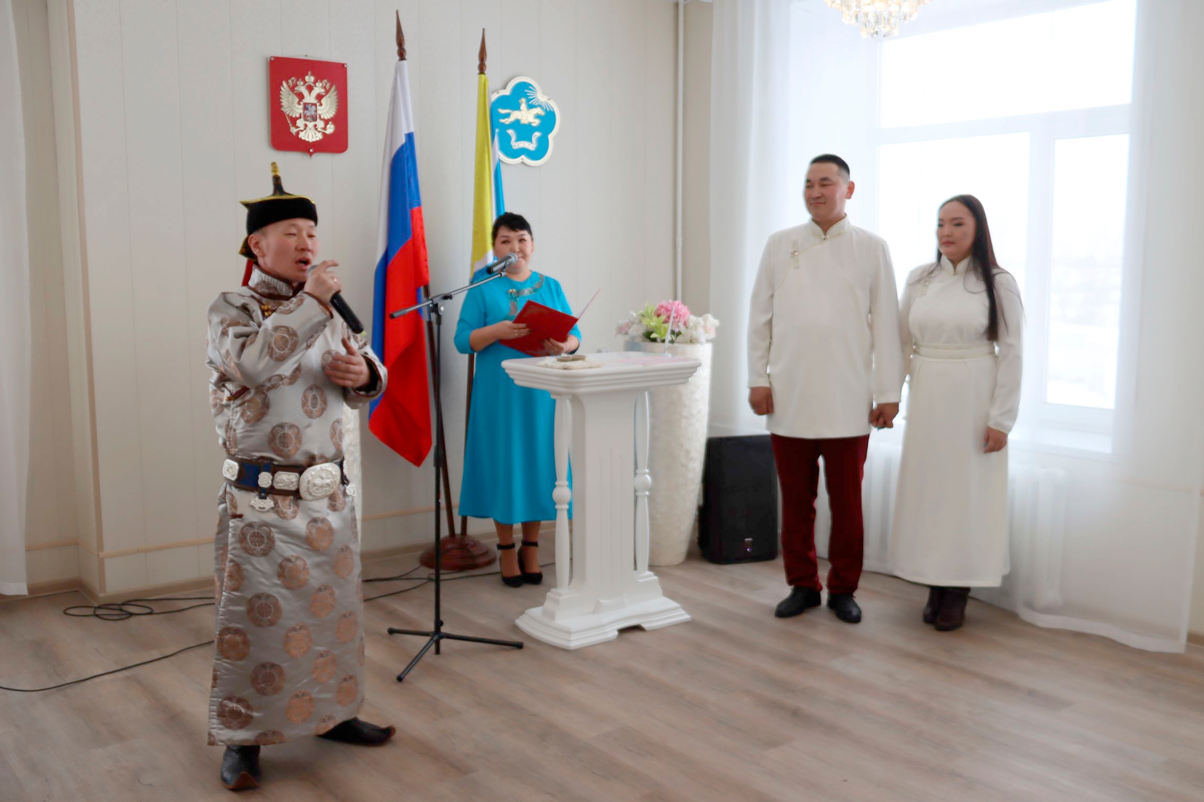 Депутаты Верховного Хурала поздравили первых молодоженов 2026 года Улуг-Хемского района