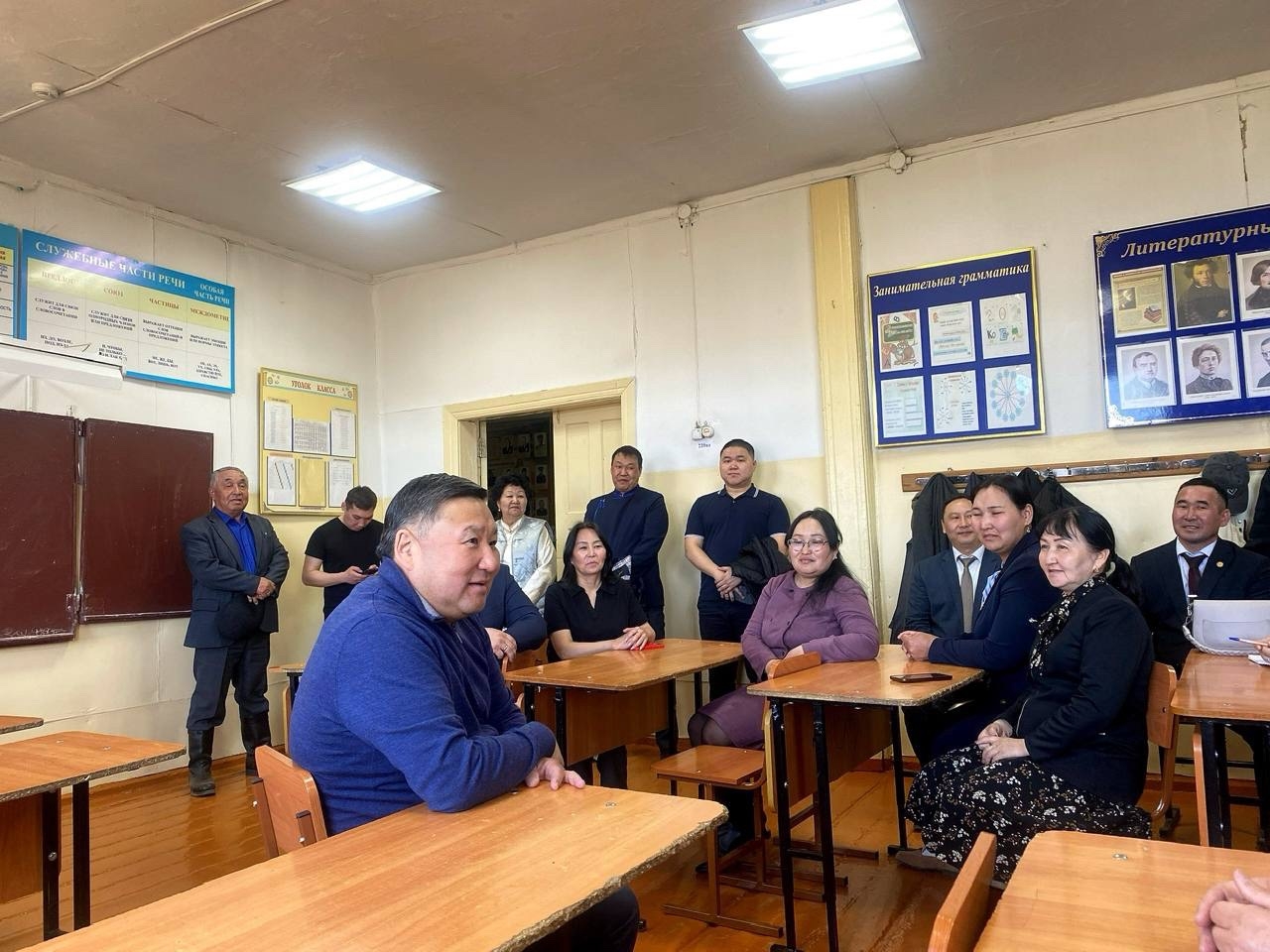 Во время рабочей поездки в Дзун-Хемчикский район посетил школу села Бажын-Алаак. Из ее стен вышло немало известных людей, которые своим трудом внесли большой вклад в развитие нашей Тувы.