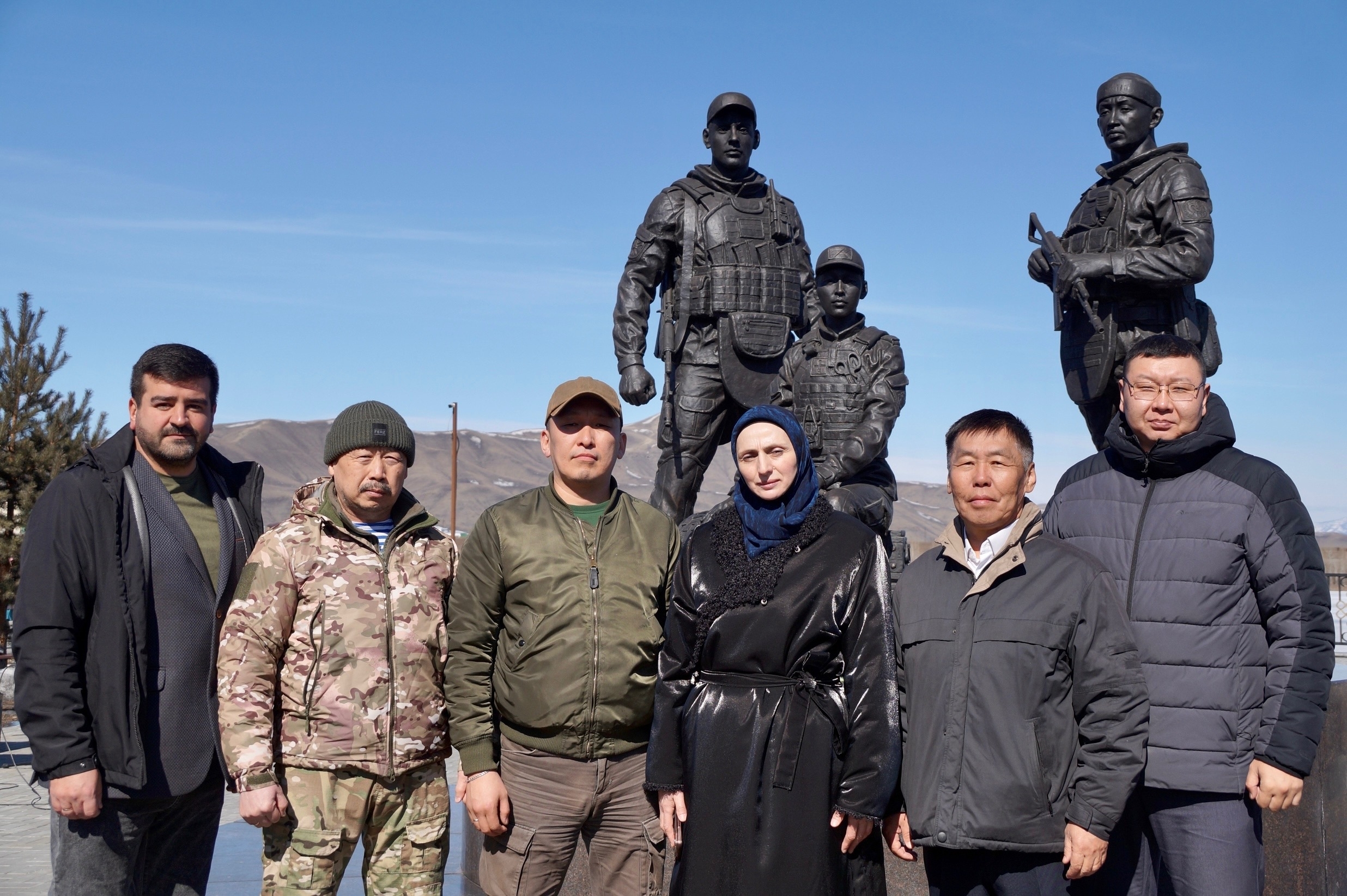 Сегодня в городе Кызыле состоялась церемония возложения цветов к мемориальному комплексу, посвящённому участникам специальной военной операции