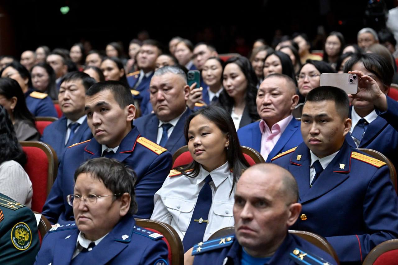 В Туве отметили сотрудников Следственного комитета по случаю 15-летия ведомства