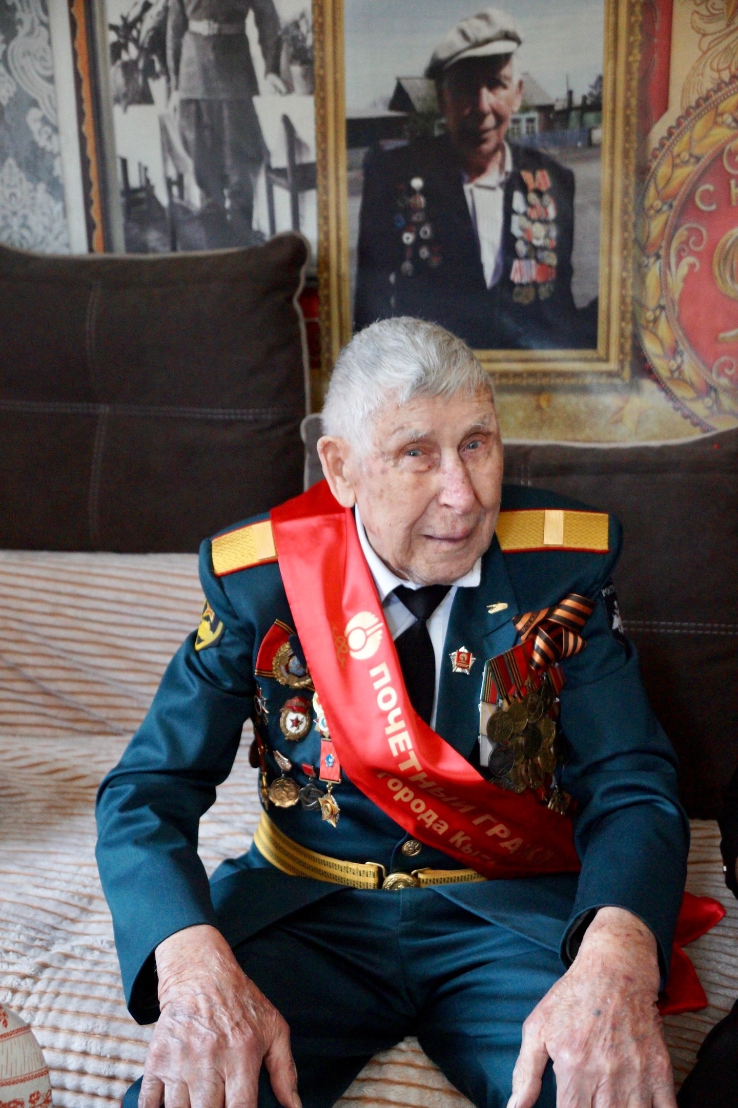 Сегодня свой 100-летний юбилей отмечает Почётный гражданин города Кызыла Георгий Васильевич Абросимов