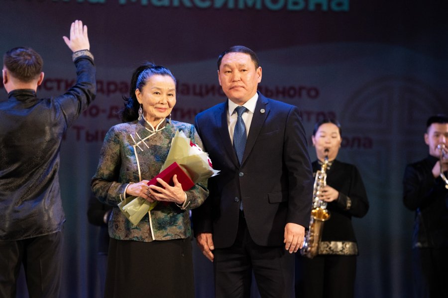 Экс-сенатор Галина Мунзук удостоена медали "За доблестный труд" Республики Тыва