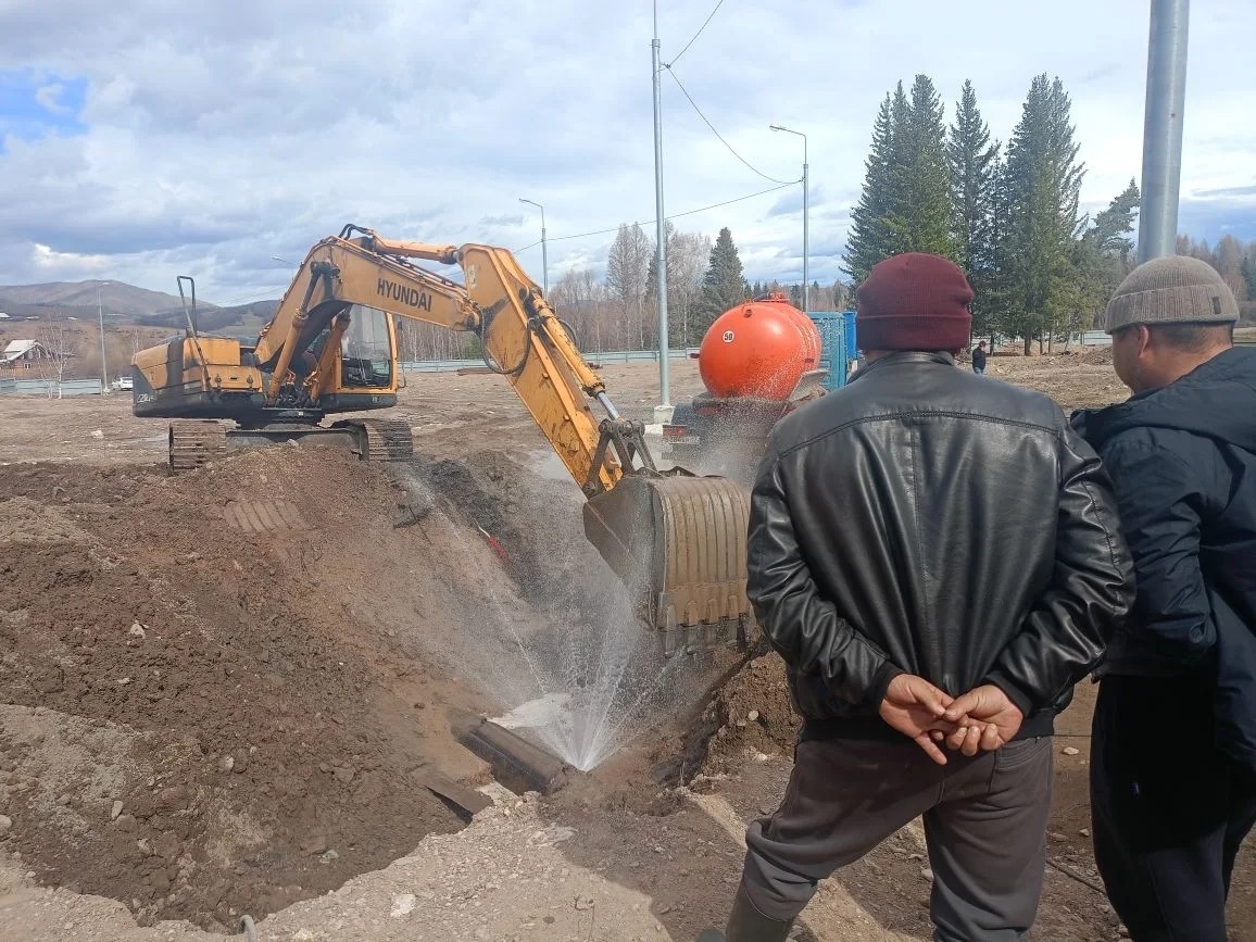 После проведения гидравлических испытаний трубопровода, в результате была обнаружена новая утечка, ремонтные работы продолжаются. Ожидается, что подача холодного водоснабжения будет восстановлена приблизительно к 21:00 текущего дня.