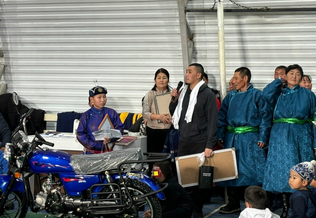 Ак-дуругжулар бичии мөгезин деткип, мотоциклди белекке берген