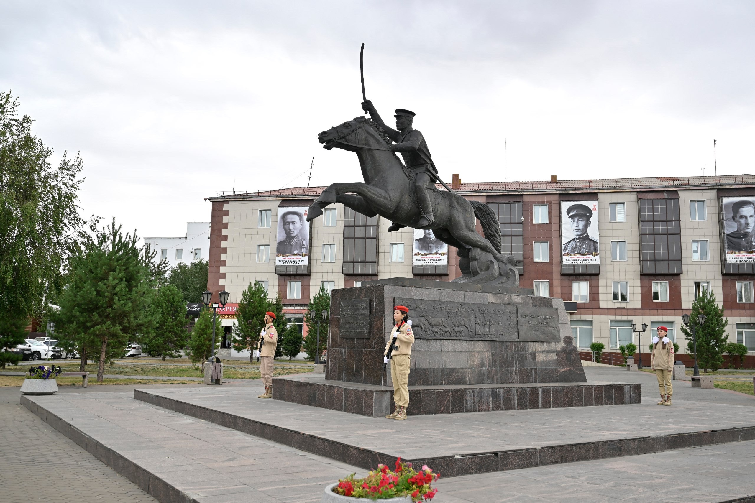 1 сентября для нас — не только День знаний, но и особая дата: мы отмечаем День исторической памяти и чести добровольцев Тувинской Народной Республики. 1 сентября для нас — не только День знаний, но и особая дата: мы отмечаем День исторической памяти и чести добровольцев Тувинской Народной Республики.