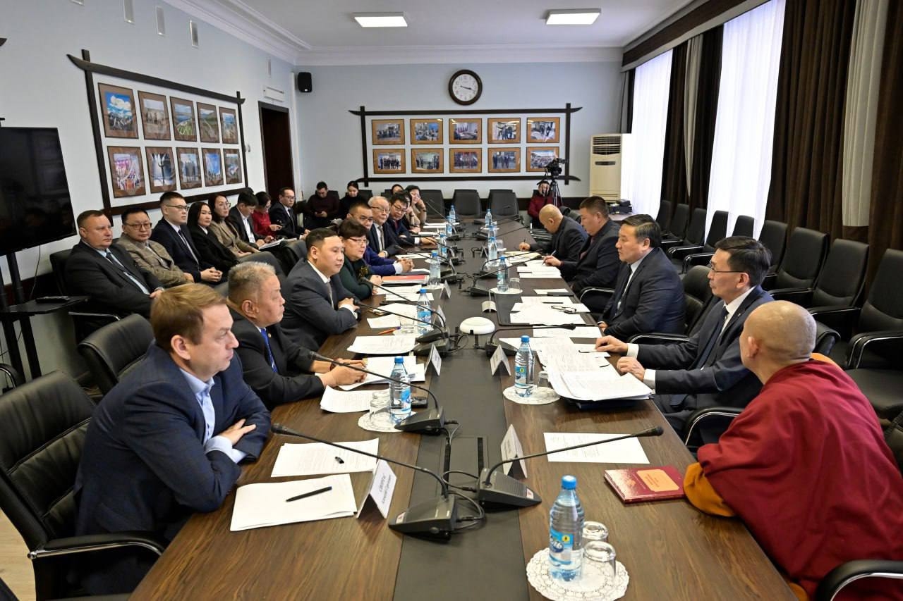 Сегодня прошло заседание оргкомитета по подготовке к IV Международному буддийскому форуму под руководством Главы Тувы Владислава Ховалыга. Утверждены темы выступлений, составлены списки докладчиков, распределены зоны размещения.