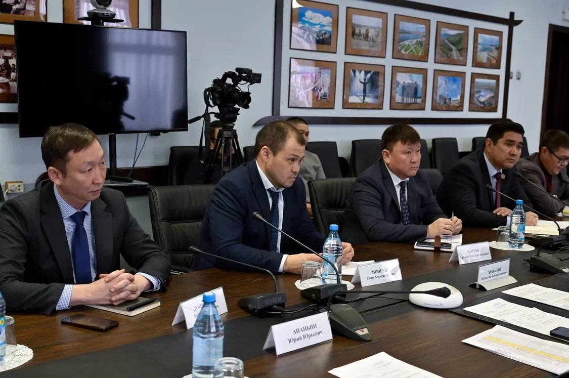 Сегодня встретился с руководителями ведомств и мэрии города Кызыла