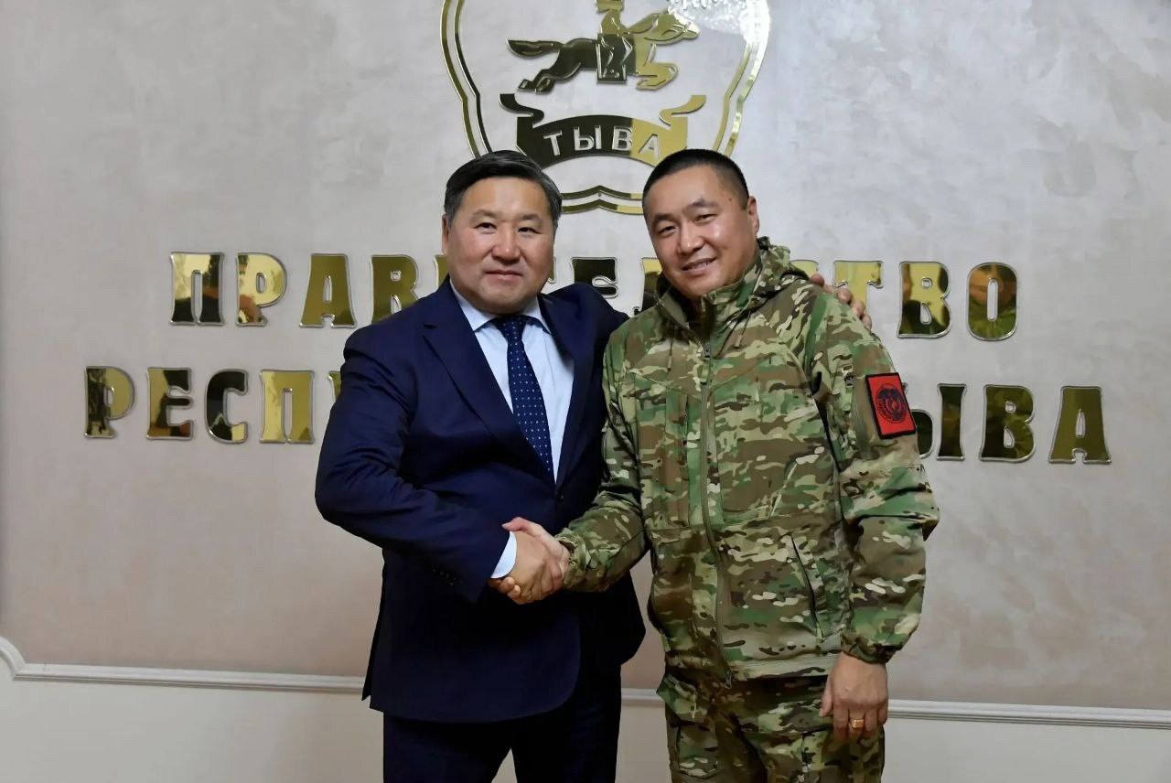 Глава Тувы Владислав Ховалыг стал наставником Героя России Буяна Куулара в проекте «Герои Тувы» Глава Тувы Владислав Ховалыг стал наставником Героя России Буяна Куулара в проекте «Герои Тувы»