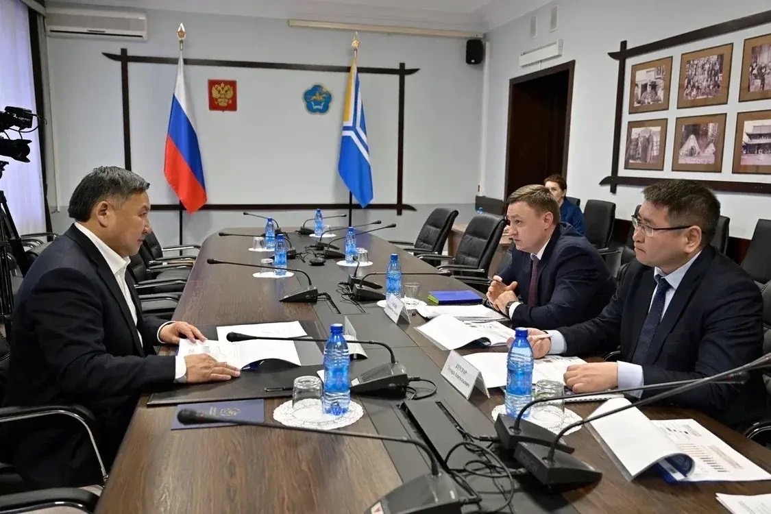 Владислав Ховалыг обсудил развитие энергоснабжения Тувы с руководством Регионального диспетчерского управления энергосистемы Красноярского края и Тувы