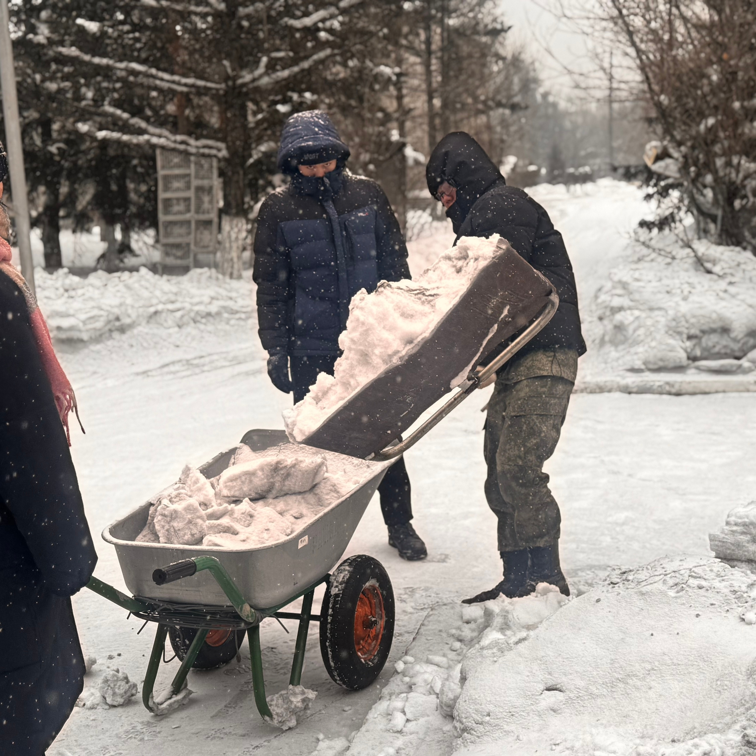 Активисты молодежного движения помогли Кызылскому дому-интернату