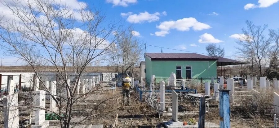 В Кызыле перед Радоницей обрабатывают территорию кладбища