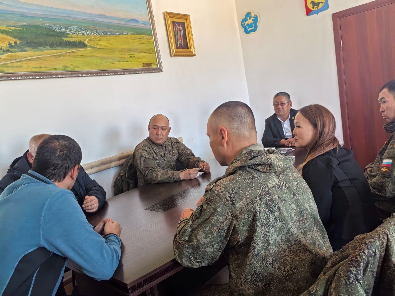 Вчерашний день был очень продуктивным днем, наполненным важными встречами и обсуждениями. С самого утра принимали гостей из столицы, депутатов Верховного Хурала, которые первыми провели конструктивную встречу с социальным блоком нашего кожууна. Эти встреч Вчерашний день был очень продуктивным днем, наполненным важными встречами и обсуждениями. С самого утра принимали гостей из столицы, депутатов Верховного Хурала, которые первыми провели конструктивную встречу с социальным блоком нашего кожууна. Эти встреч