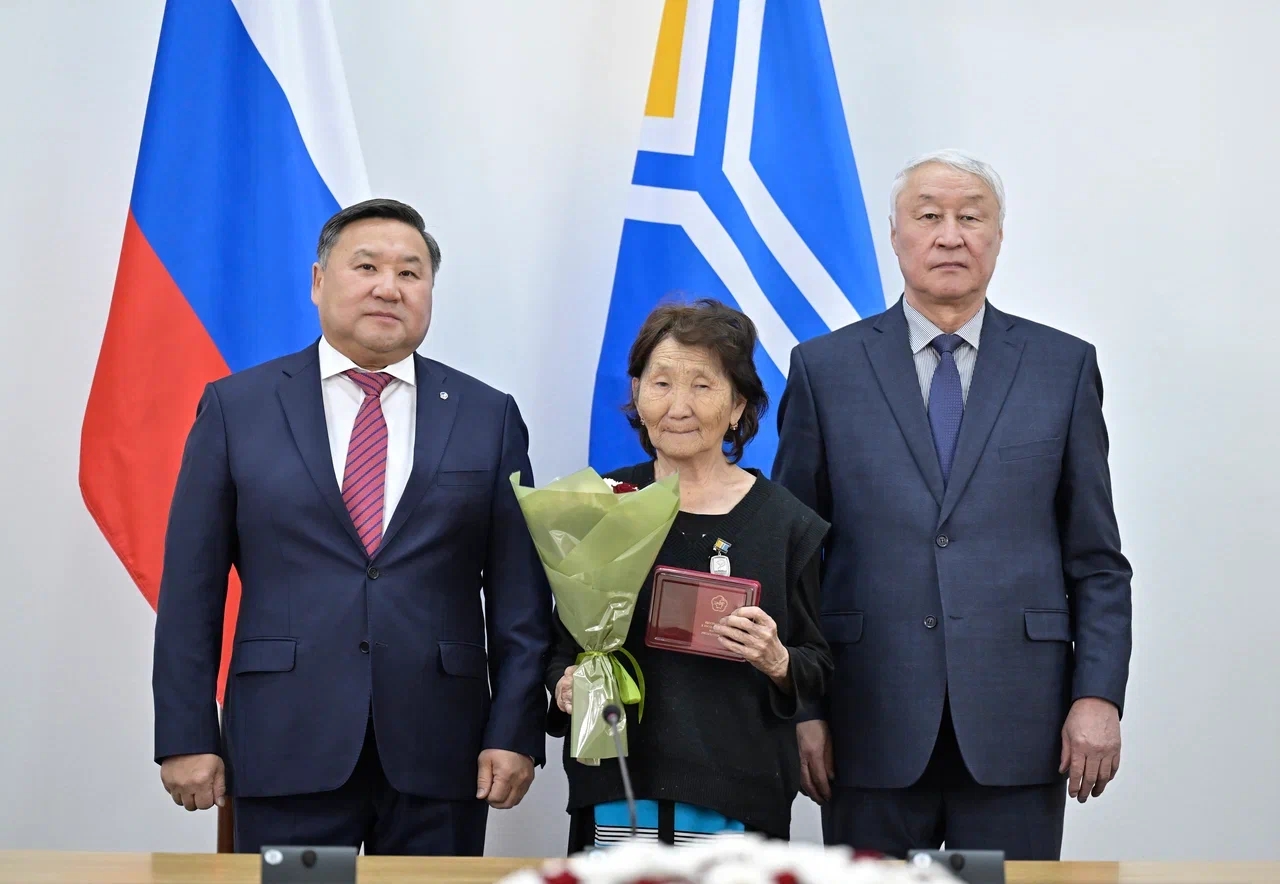 В преддверии Шагаа, Нового года по лунному календарю, в Правительстве Тувы состоялась традиционная церемония награждения. Из рук Главы региона Владислава Ховалыга государственные награды получили жители республики, достигшие особых успехов в своих сферах 