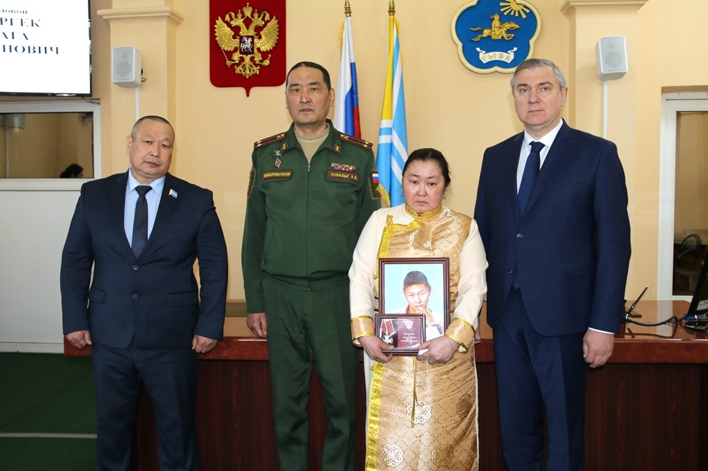 В Верховном Хурале Тувы вручили награды семьям погибших участников СВО