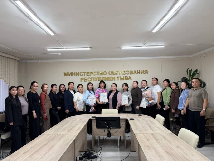 В Туве ведомственными наградами отмечены сотрудники Минобразования, отстаивающие интересы детей-сирот