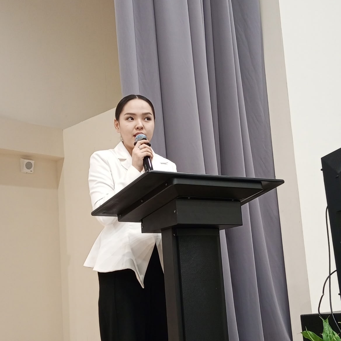 Бай-Хаакта кыс өөреникчилерниң чөвүлели: Чугула темалар болгаш ажыктыг медээлер