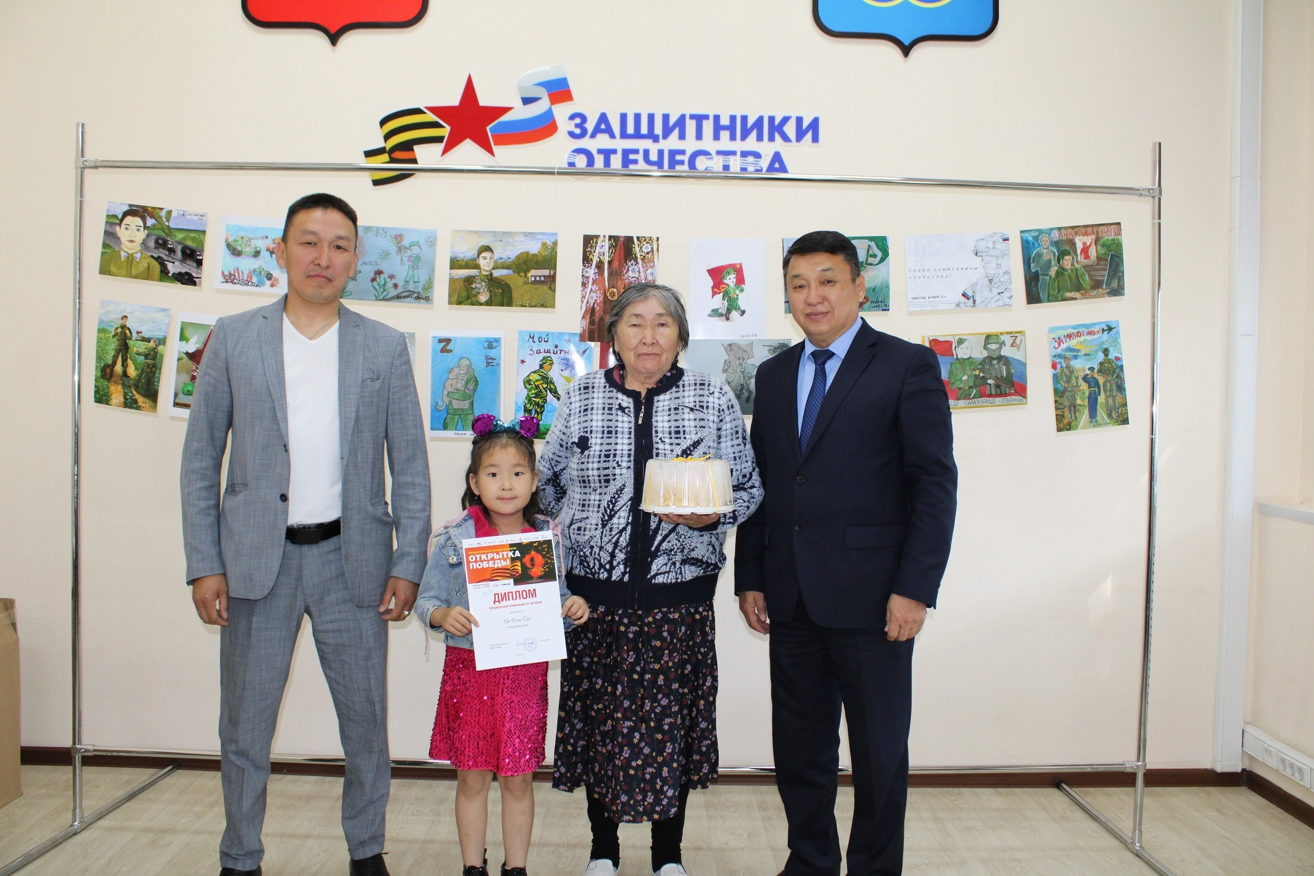 В Туве наградили юных художников