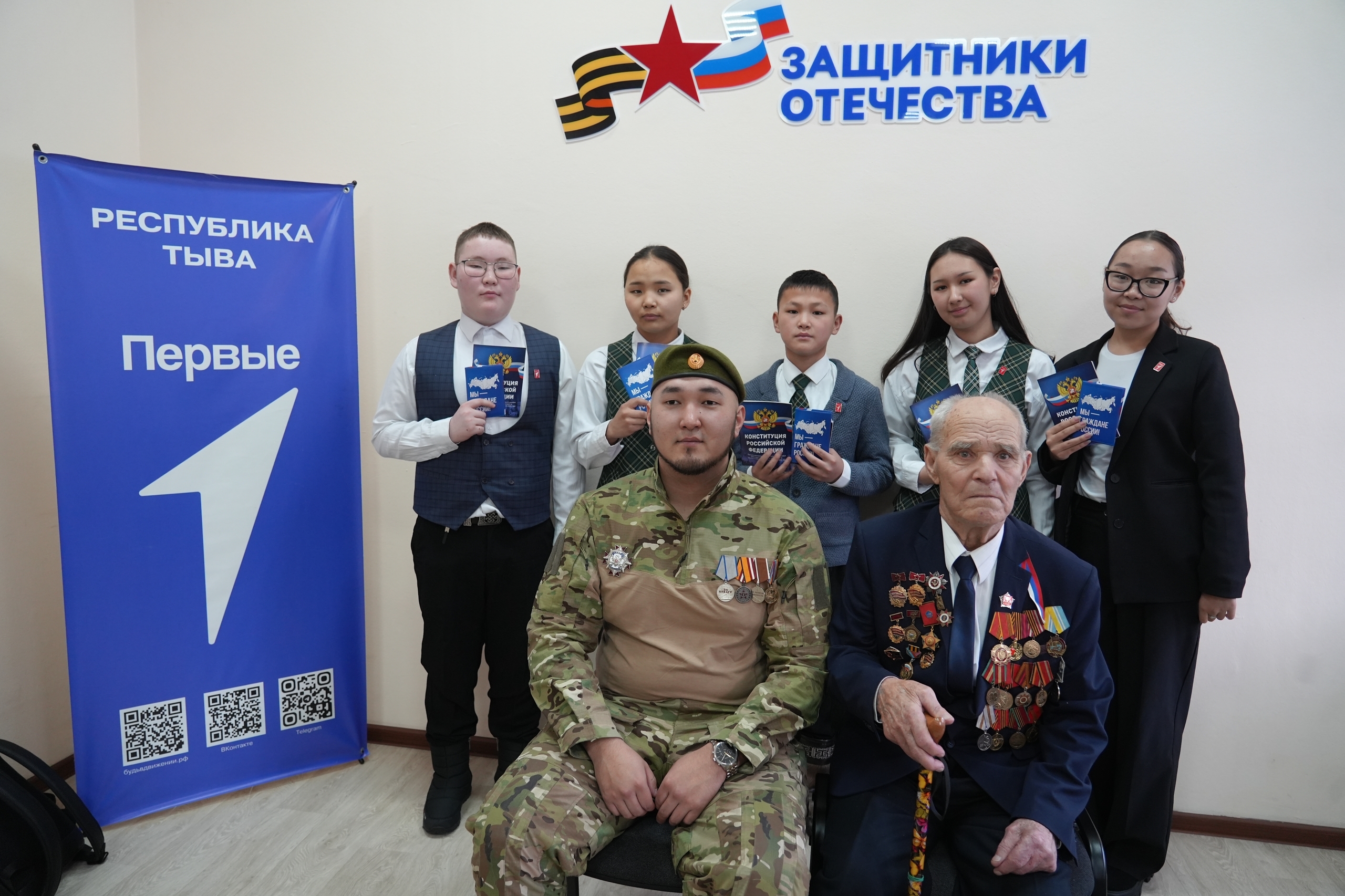 Ветераны Великой Отечественной и СВО вручили учащимся паспорта и провели «Классную встречу»