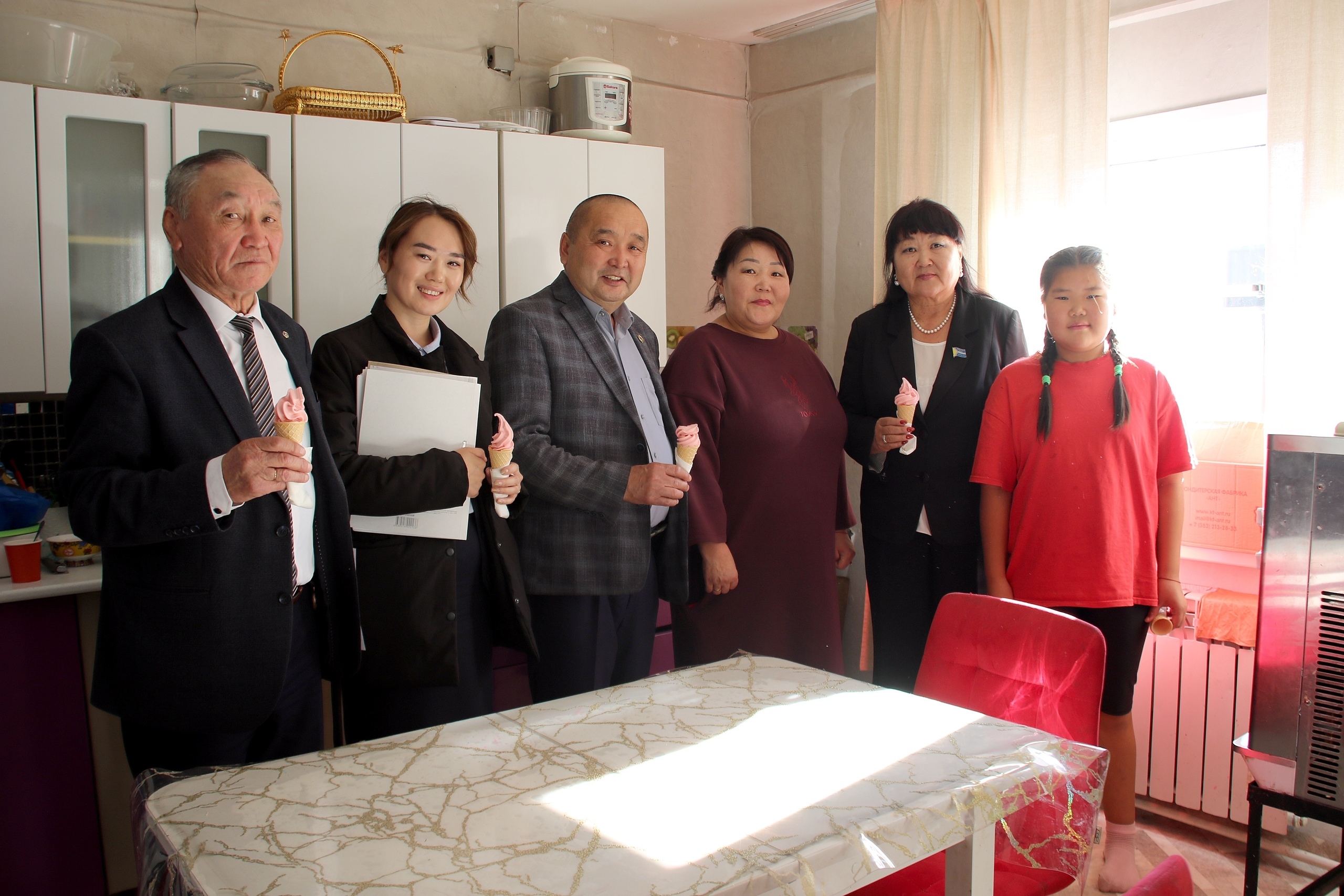 Члены Комитета Верховного Хурала по охране здоровья, занятости населения и социальной политике – председатель Долаан Калбак и его заместитель Ульяна Байыр-оол, а также глава Тоджинского кожууна Виктор Шыырап 24 сентября посетили дома двух самозанятых жите