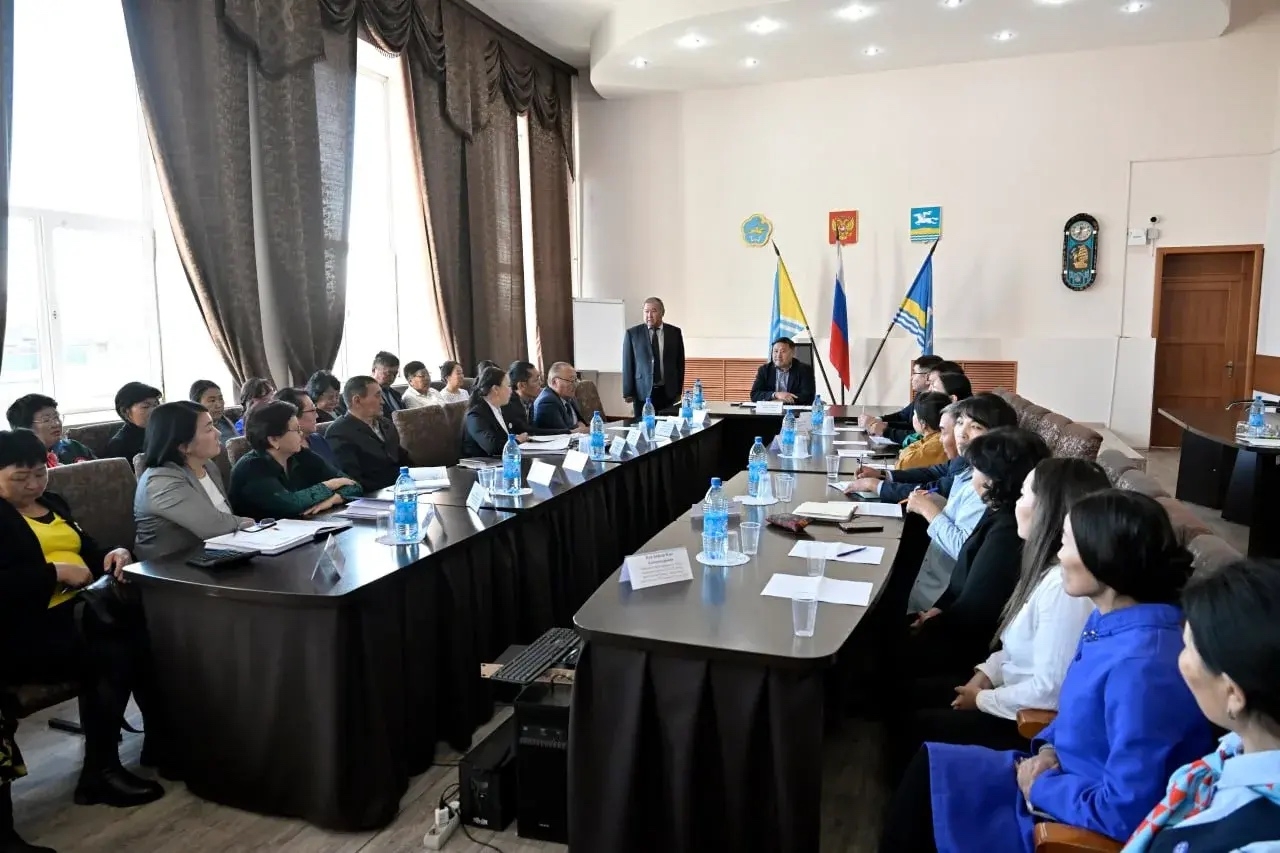 В ходе рабочей поездки в Эрзинский и Тес-Хемский кожууны встретился с активными жителями. Рассказал землякам о важных проектах, которые реализуются в нашей республике, внимательно выслушал их мнения и предложения по улучшению жизни не только в кожууне, но В ходе рабочей поездки в Эрзинский и Тес-Хемский кожууны встретился с активными жителями. Рассказал землякам о важных проектах, которые реализуются в нашей республике, внимательно выслушал их мнения и предложения по улучшению жизни не только в кожууне, но