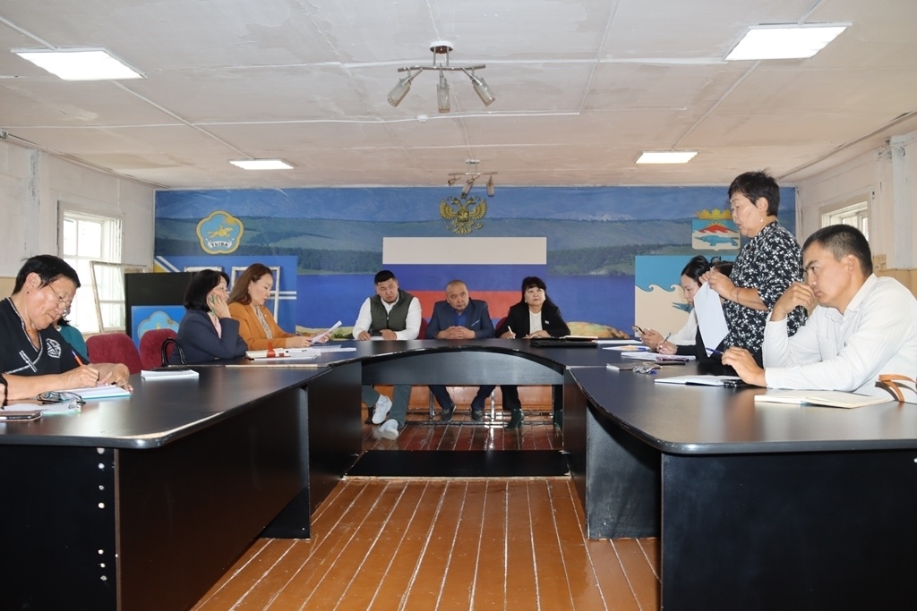 Проект Верховного Хурала Республики Тыва «Чужих детей не бывает» продолжает свою важную миссию, отправляясь в кожууны республики. На этот раз парламентская делегация, в которую вошли депутаты Долаан Калбак, Ульяна Монгуш, Анджела Канчыыр-оол и Айдыс Куула Проект Верховного Хурала Республики Тыва «Чужих детей не бывает» продолжает свою важную миссию, отправляясь в кожууны республики. На этот раз парламентская делегация, в которую вошли депутаты Долаан Калбак, Ульяна Монгуш, Анджела Канчыыр-оол и Айдыс Куула