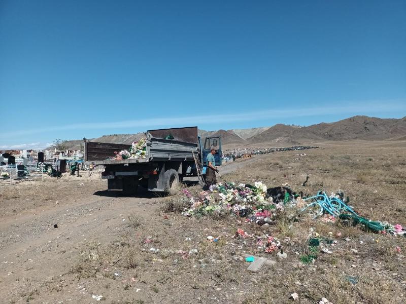 На городском кладбище произведена уборка мусора На городском кладбище произведена уборка мусора