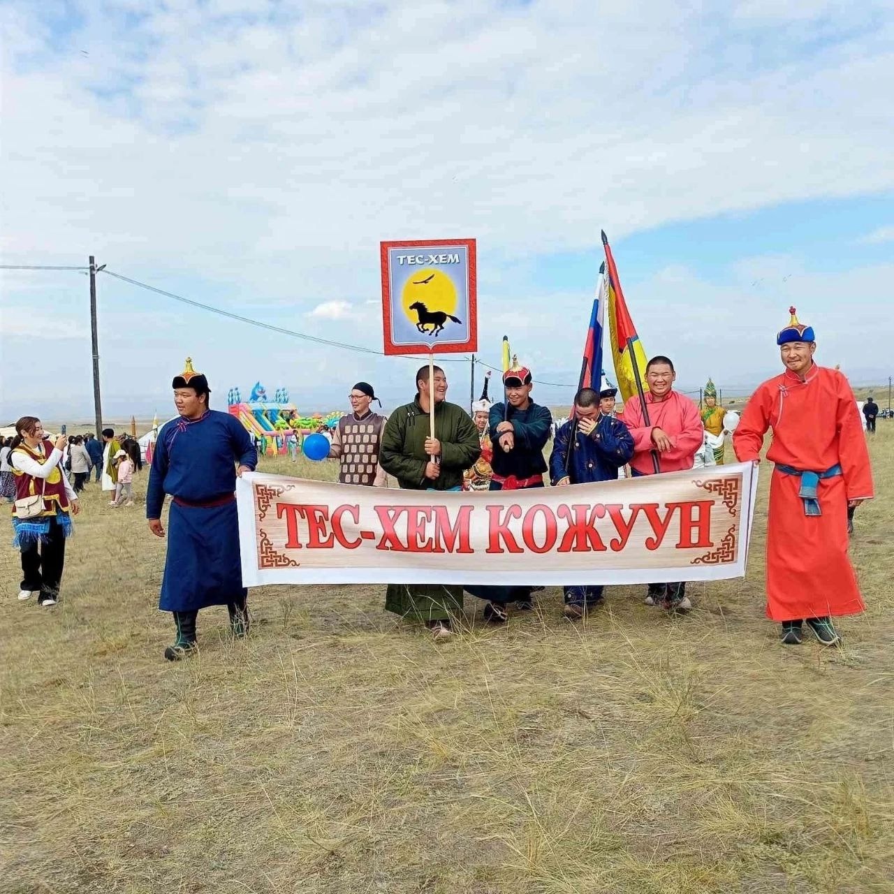 Хүндүлүг чаңгыс чер-чурттугларым, кожуунувустуң ажыл-ишчи чону,Наадымывыстыңэң-не кол маадырлары – эрес-шудургу көдээ ишчилеривис, малчыннарывыс