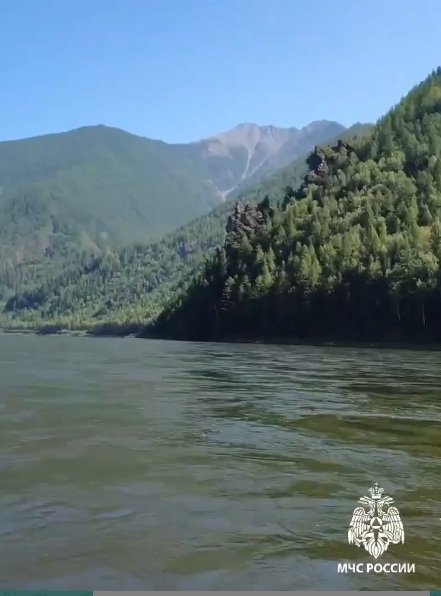 В Туве спасатели ведут поиски мужчины с перевернувшейся на Енисее лодки