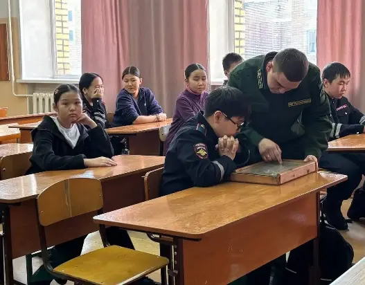 Сотрудники Центра защиты леса провели урок о лесных вредителях для школьников Кызыла