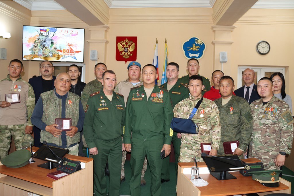 Героям Отечества – почести в стенах Верховного Хурала<p>Сегодня, 25 сентября в Кызыле, в здании Верховного Хурала (парламента) Республики Тыва, прошла торжественная церемония, посвященная чествованию военнослужащих, проявивших исключительное мужество и са