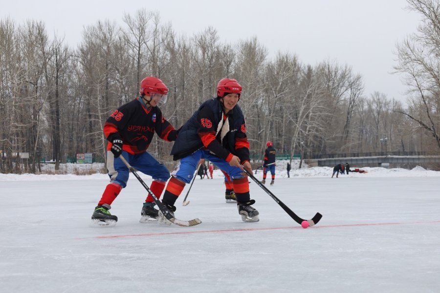 В Туве проходит турнир по хоккею с мячом на кубок Кызыла