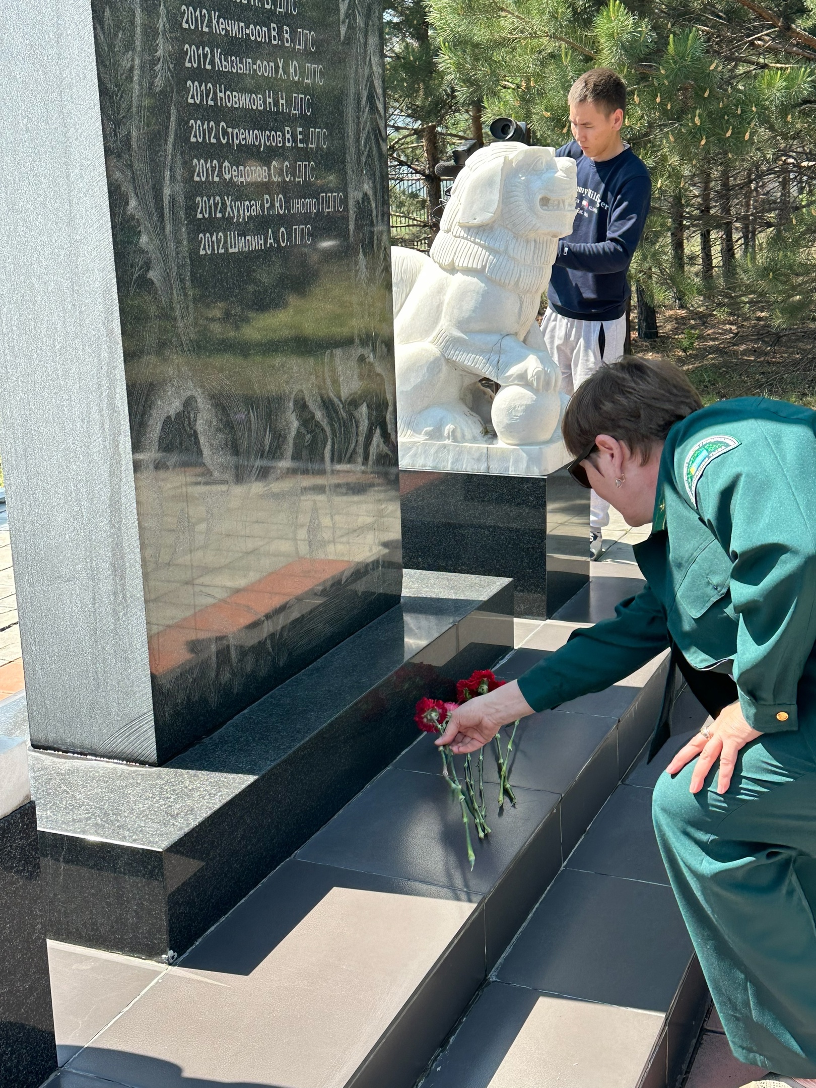 В Туве почтили память лесников и пожарных В Туве почтили память лесников и пожарных