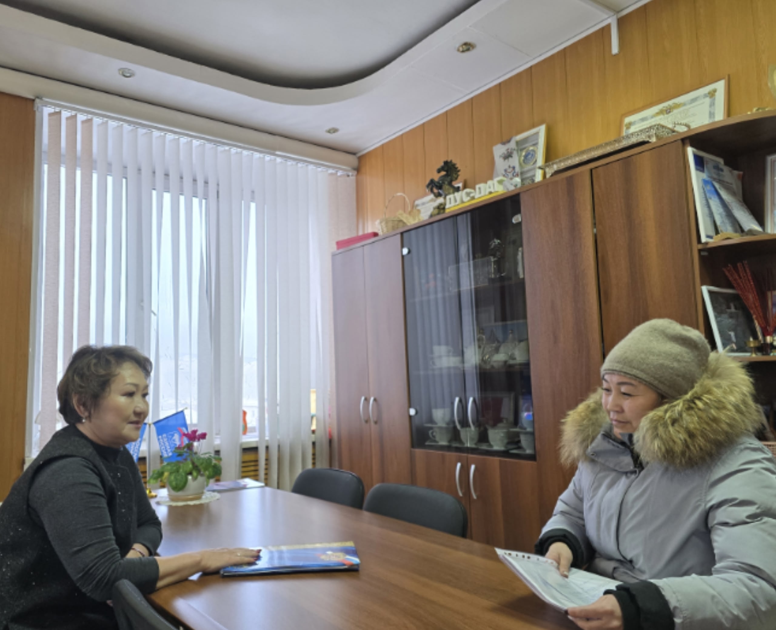 На приеме у Главы Овюрского кожууна, секретаря Овюрского местного отделения партии "Единая Россия" Анай-Хаак Лопсан-Серен побывала многодетная молодая мама Светлана Кара-Монгуш, жительница с