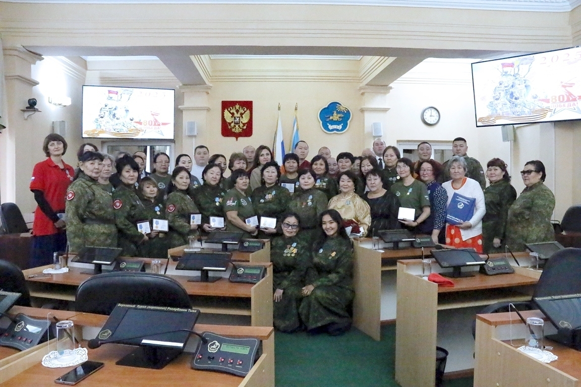 В Международный день добровольца, в стенах Верховного Хурала прошла торжественная церемония чествования неравнодушных граждан, чья самоотверженная помощь отмечена высокой региональной наградой