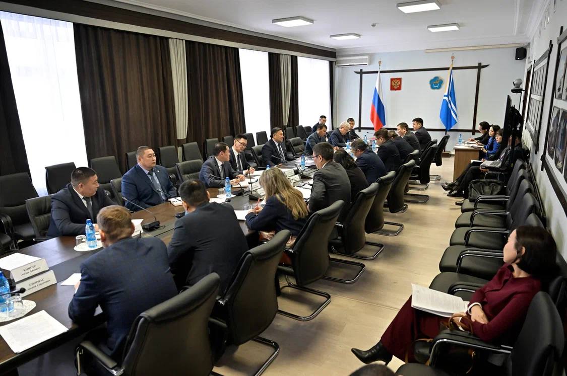 Владислав Ховалыг провёл координационное совещание с вице-премьерами Тувы