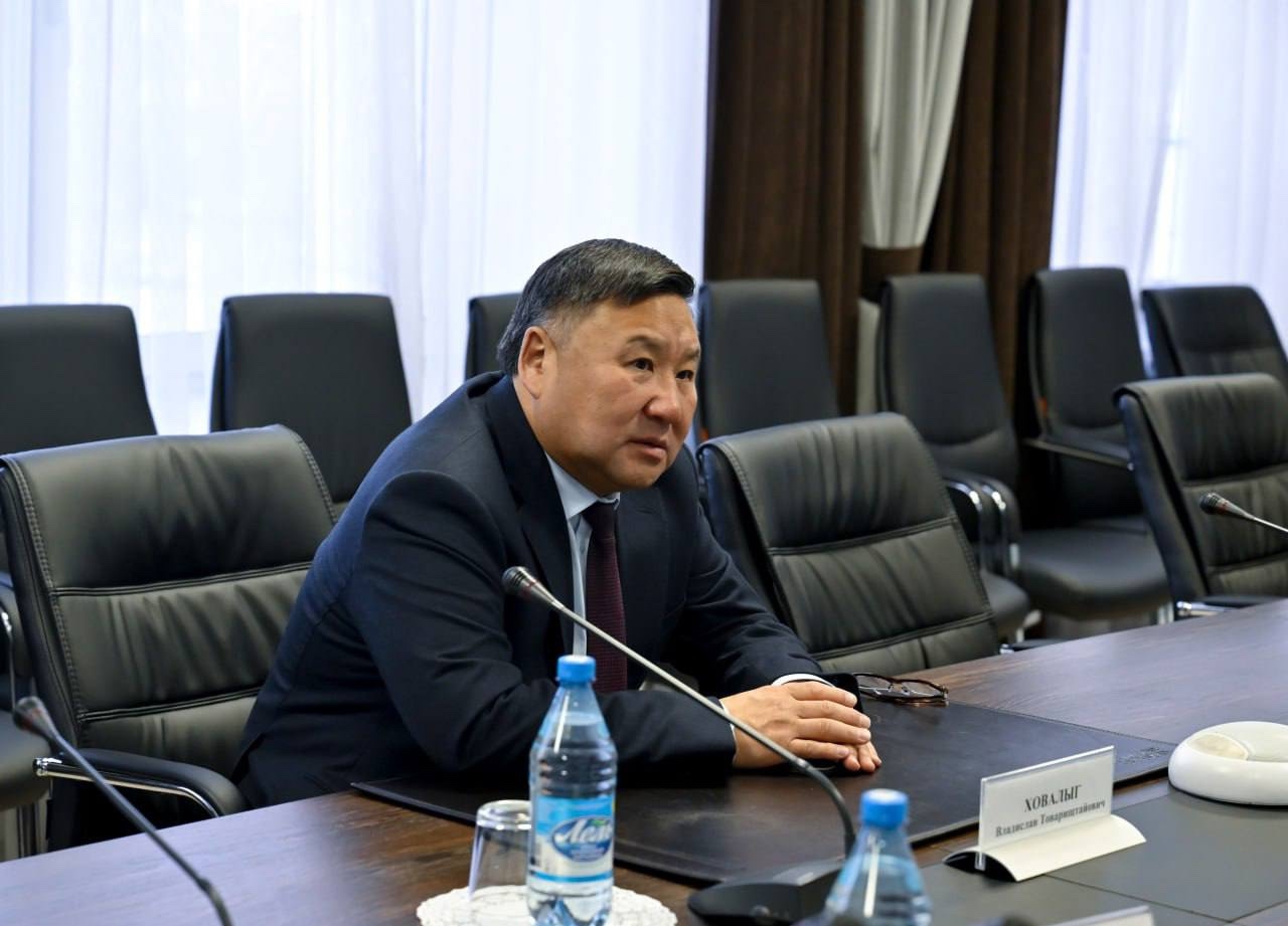 Провел рабочую встречу с руководством Министерства здравоохранения Тувы