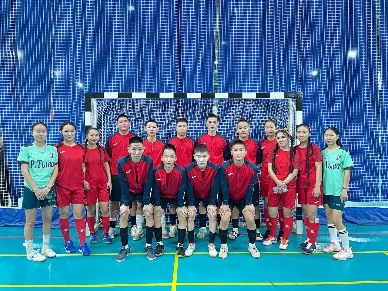 Владислав Ховалыг поздравил юных футболистов Тувы с призовыми местами на Всероссийских соревнованиях