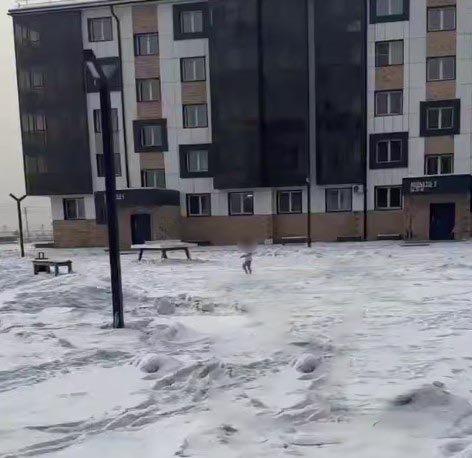В Туве случайный прохожий спас малыша, который с плачем бежал по снегу без верхней одежды