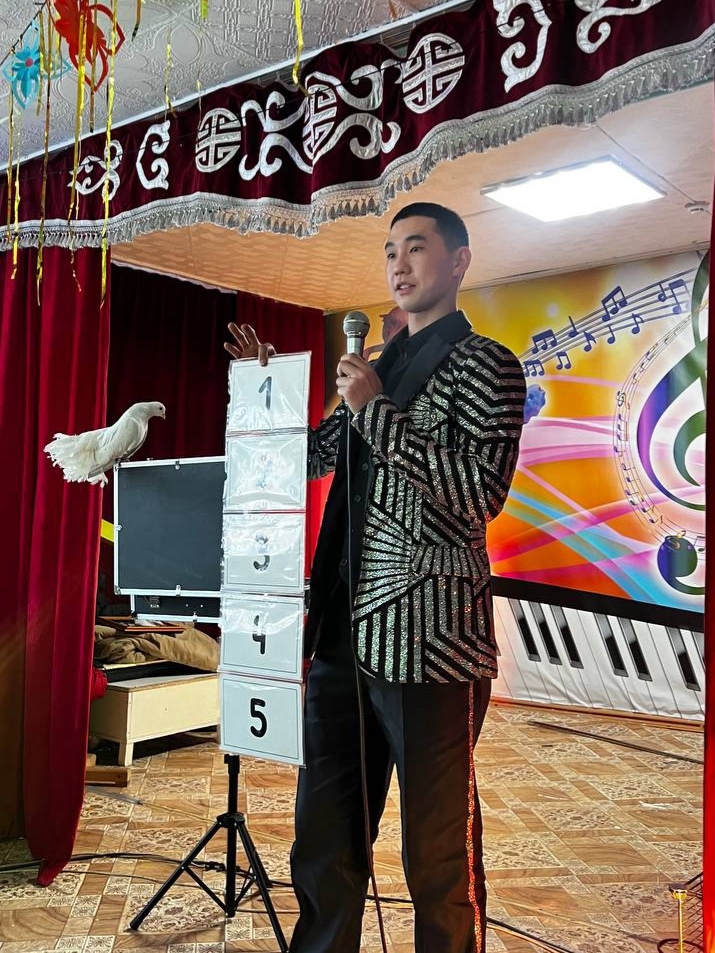 Творческая встреча с фокусником прошла в интернатах Каа-Хемского района