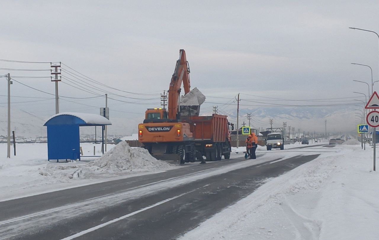 В Туве продолжается превентивная обработка дорог