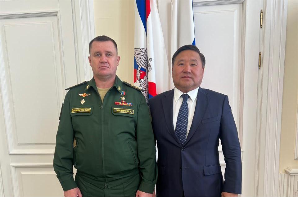 Глава Тувы встретился с командующим сухопутных войск ВС РФ