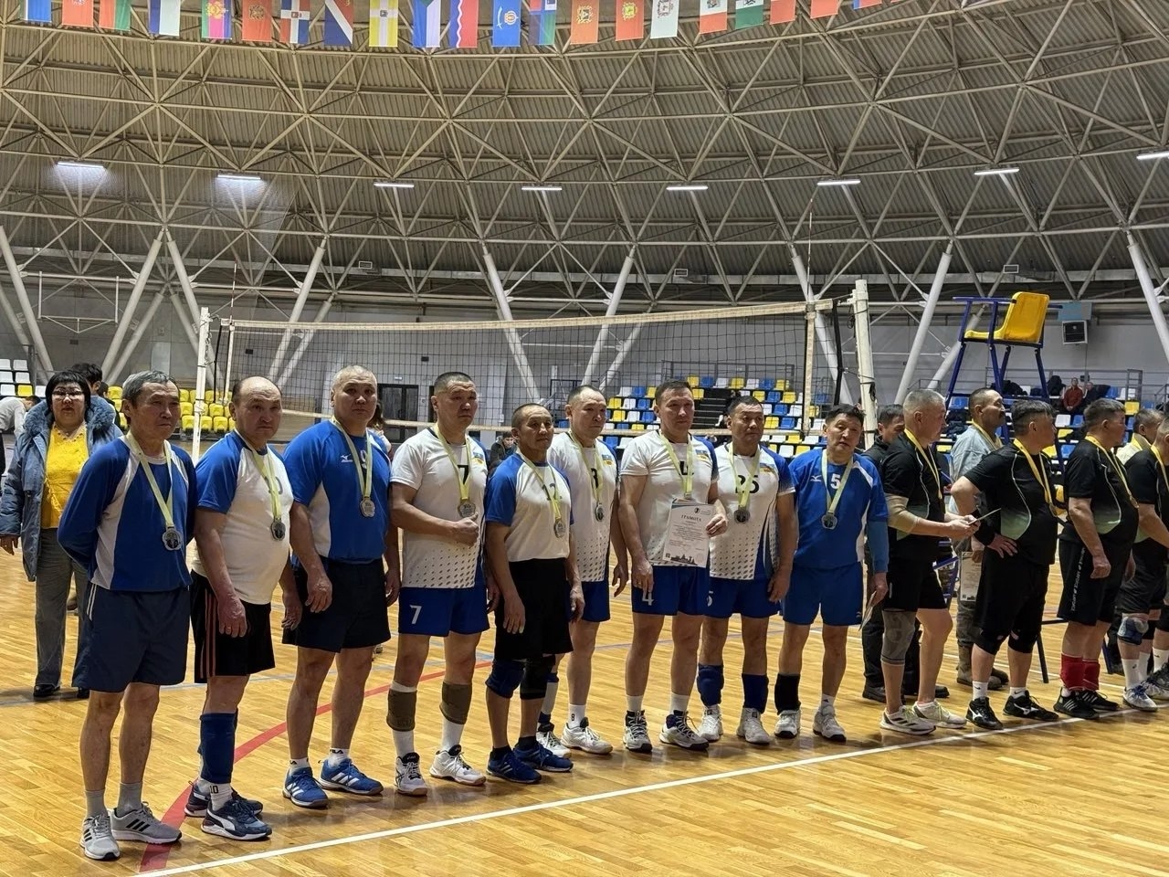Кызылга Субедей аттыг спорт комплекске хоочун эр командалар аразынга хол бомбүү болуп эрткен