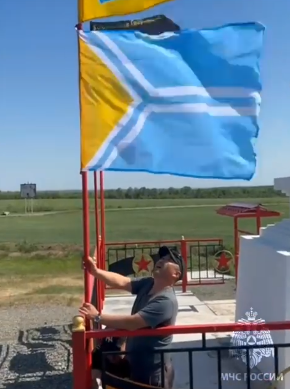 Сотрудник МЧС России из Тувы установил флаг республики у буддийского субургана в Донецкой области