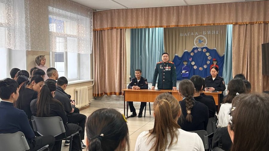 Герой России Буян Куулар встретился со школьниками Каа-Хемского и Кызылского кожуунов